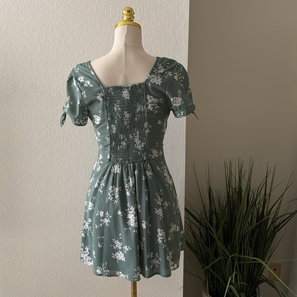 Abercrombie & Fitch Sundress in Green and White Floral - Size Small Petite - Picture 3 of 4